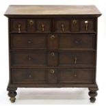 A GEOMETRIC MOULDED OAK CHEST OF DRAWERS IN WILLIAM III STYLE, ON TURNED FEET, 98CM H; 97 X 54CM