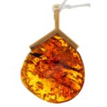A GOLD AND AMBER PENDANT, 36MM H, MARKED 18K, 6.9G Good condition