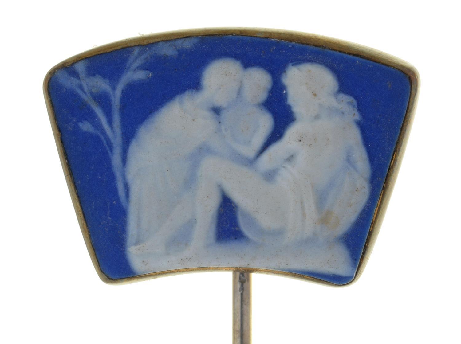 A STICK PIN, THE TERMINAL SET WITH A WEDGWOOD JASPER CAMEO, 19TH C, TERMINAL 15 X 22MM Pin re- - Image 2 of 3