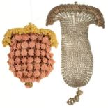 AN EARLY VICTORIAN PINK CROCHET WORK COIN PURSE WITH STAMPED GILTMETAL MOUNT, C1840, 85MM H AND A