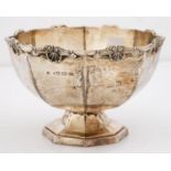 AN ELIZABETH II OCTAGONAL SILVER ROSE BOWL, WITH APPLIED RIM OF STRAPWORK AND SHELLS, 9CM H, BY J
