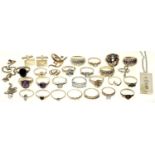 MISCELLANEOUS SILVER JEWELLERY TO INCLUDE AN INGOT PENDANT, CUFFLINKS AND GEM SET RINGS, 4 OZ 18 DWT