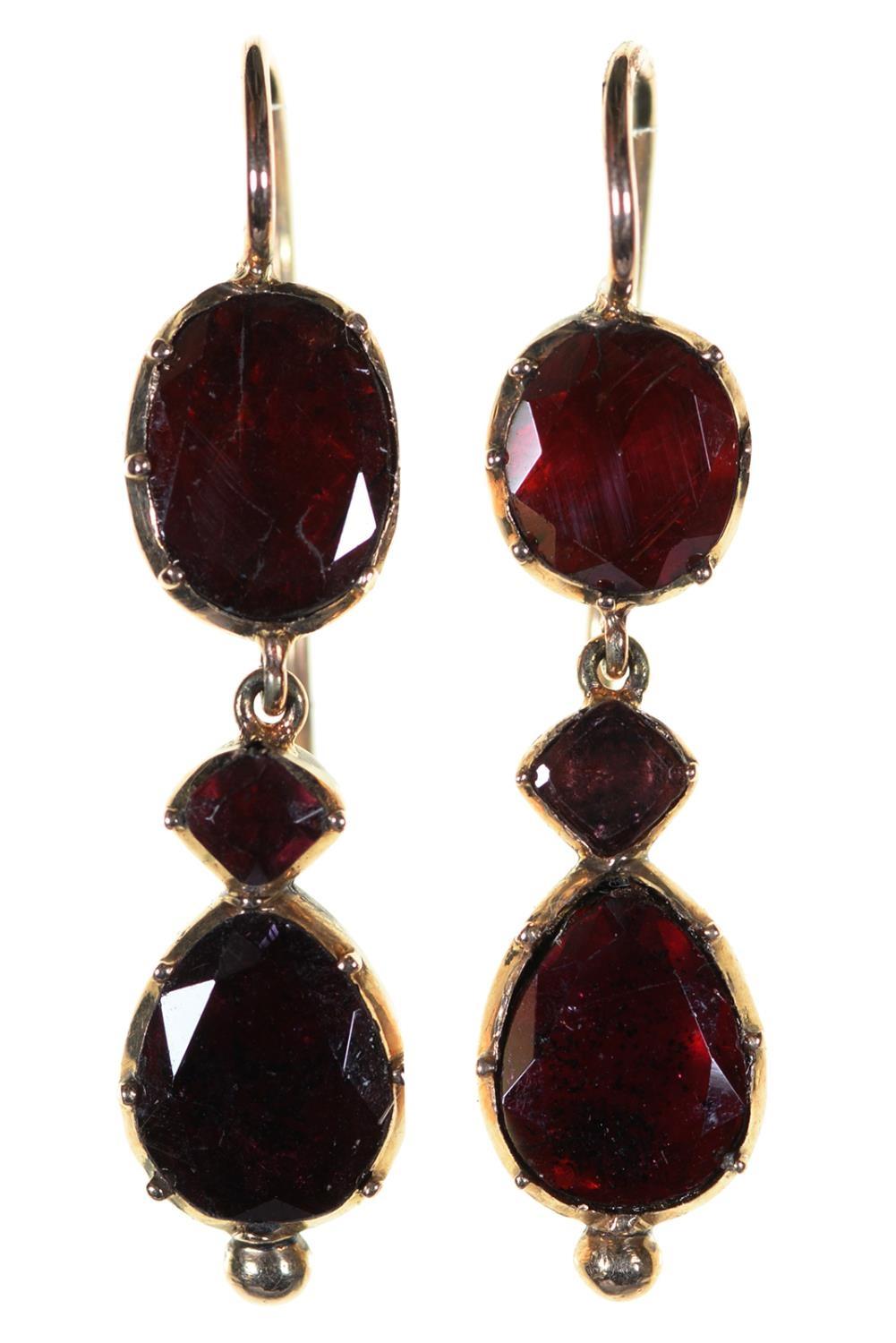 A PAIR OF FOILED GARNET AND GOLD EARRINGS, 19TH C, WIRE LOOP, 33MM, 4G Good condition