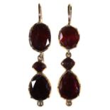 A PAIR OF FOILED GARNET AND GOLD EARRINGS, 19TH C, WIRE LOOP, 33MM, 4G Good condition