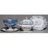 AN ENGLISH BLUE PRINTED PEARLWARE HERMIT PATTERN SAUCE TUREEN AND COVER, C1805-10, 15CM H AND AN