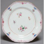 A CHINESE EXPORT PORCELAIN OCTAGONAL PLATE, C1780, ENAMELLED IN FAMILLE ROSE WITH SCATTERED SPRIGS