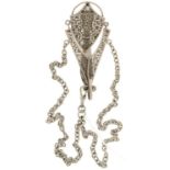 A BELLE EPOQUE PLATED METAL AND FILIGREE FAN CHATELAINE, C1900, HOOK/CLIP 95MM Good condition