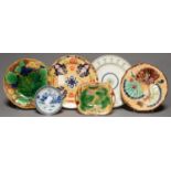 TWO MAJOLICA PLATES, LATE 19TH C, ONE MOULDED WITH FANS, 22CM DIAM, A DERBY PLATE PAINTED WITH