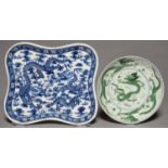 A CHINESE UNDERGLAZE BLUE AND GREEN ENAMEL DRAGONS SAUCER-DISH, THE UNDERSIDE CONFORMING, 16CM DIAM,