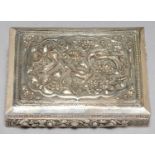 A SOUTH EAST ASIAN SILVER REPOUSSE BOX, EARLY 20TH C, THE LID DECORATED IN HIGH RELIEF WITH THREE