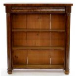 A VICTORIAN MAHOGANY OPEN BOOKCASE WITH MOULDED FRIEZE DRAWER AND TURNED PILASTERS, 120CM H; 112 X
