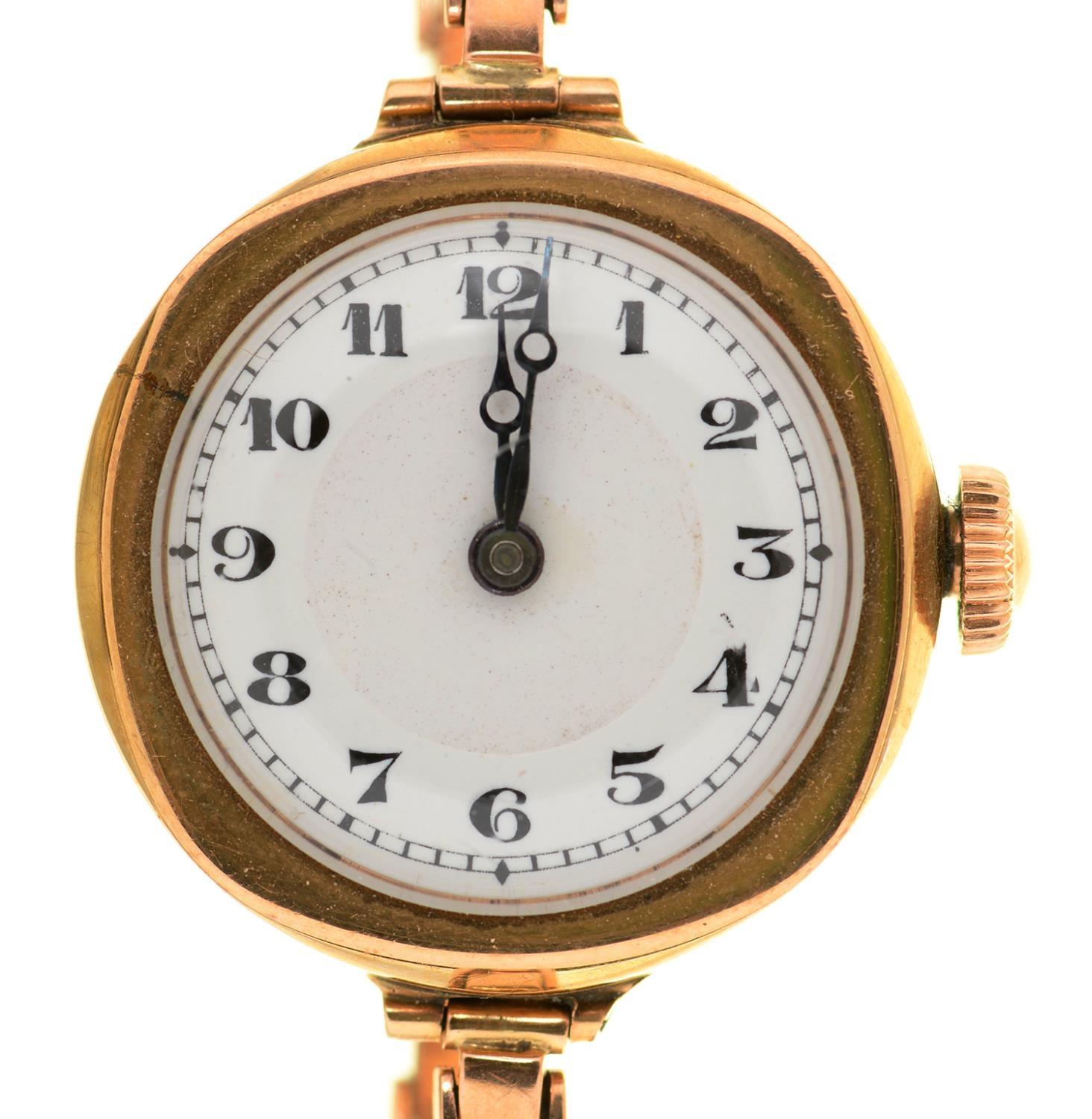 A SWISS 9CT GOLD CUSHION SHAPED LADIES WRISTWATCH, 26 X 26MM, ON EXPANDING BRACELET MARKED BRITANNIC