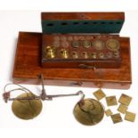 A PART SET OF BRASS WEIGHTS IN FITTED MAHOGANY BOX, 19TH C, BOX 13CM L AND AN EARLY 19TH C COIN