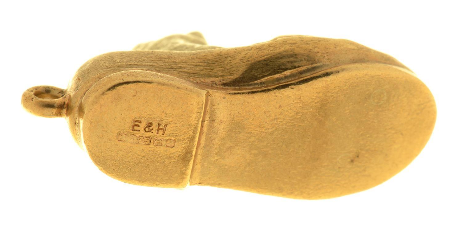 A 9CT TWO COLOUR GOLD CAT IN SLIPPER CHARM, 26MM L, MAKER E & H INCUSE, BIRMINGHAM 1993, 6.4G Good - Image 3 of 3