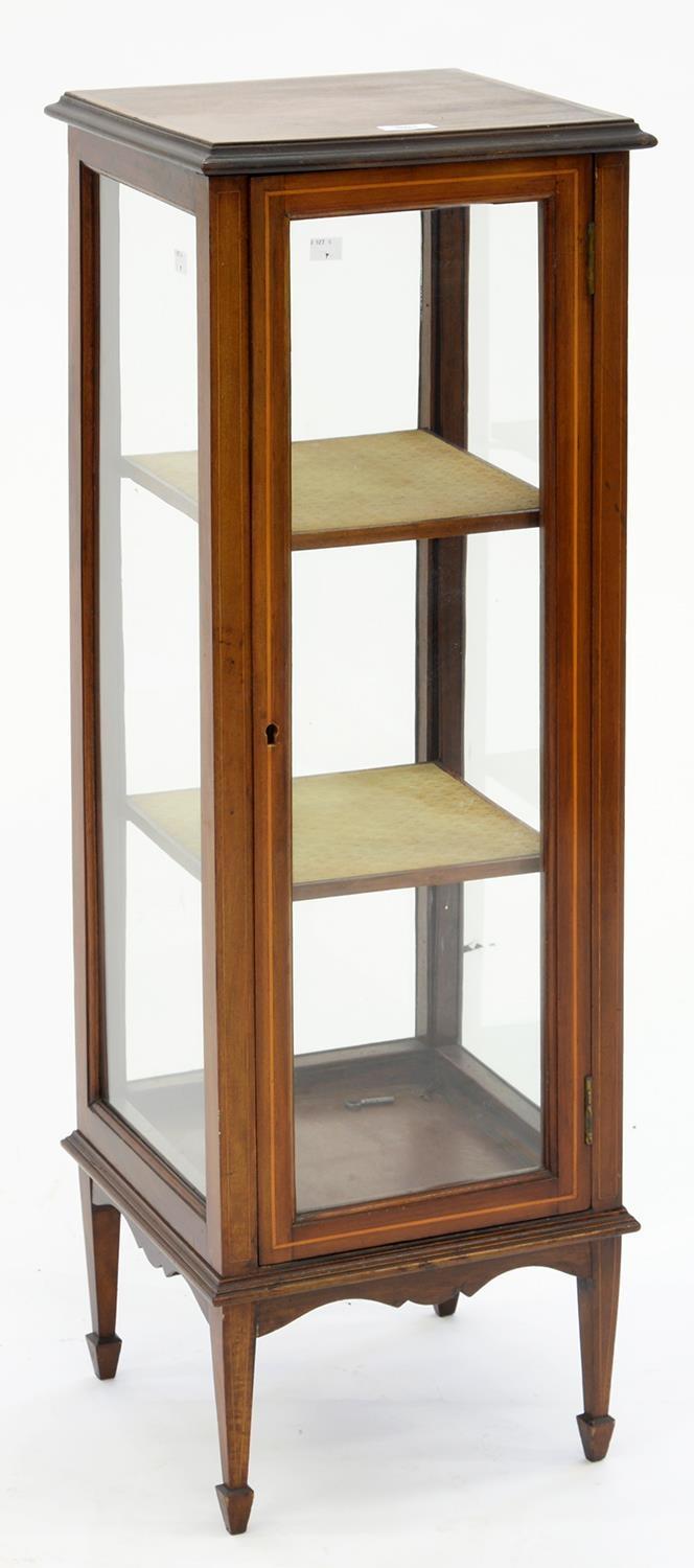 AN EDWARDIAN MAHOGANY AND LINE INLAID SQUARE PILLAR SHAPED DISPLAY CABINET, 102CM H; 34 X 34CM Minor