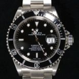 A ROLEX STAINLESS STEEL WRISTWATCH, OYSTER PERPETUAL DATE SUBMARINER, REF 16610, SERIAL NO