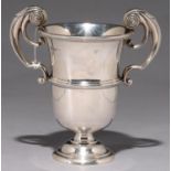 A GEORGE V SILVER CUP, OF BELL SHAPE WITH SCROLL HANDLES, ON DOMED FOOT, 15CM H, BY WALKER & HALL