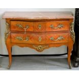 A FRENCH KINGWOOD AND TULIPWOOD COMMODE, EARLY 20TH C, IN LOUIS XV STYLE WITH MARBLE SLAB AND FLORAL