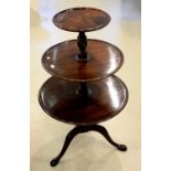 A MAHOGANY THREE TIER DUMB WAITER, EARLY 20TH C, IN GEORGE III STYLE, THE PILLAR WITH THREE