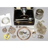 MISCELLANEOUS SILVER JEWELLERY, TO INCLUDE A LOCKET, BROOCH, RINGS, COSTUME JEWELLERY, BOXED EPNS