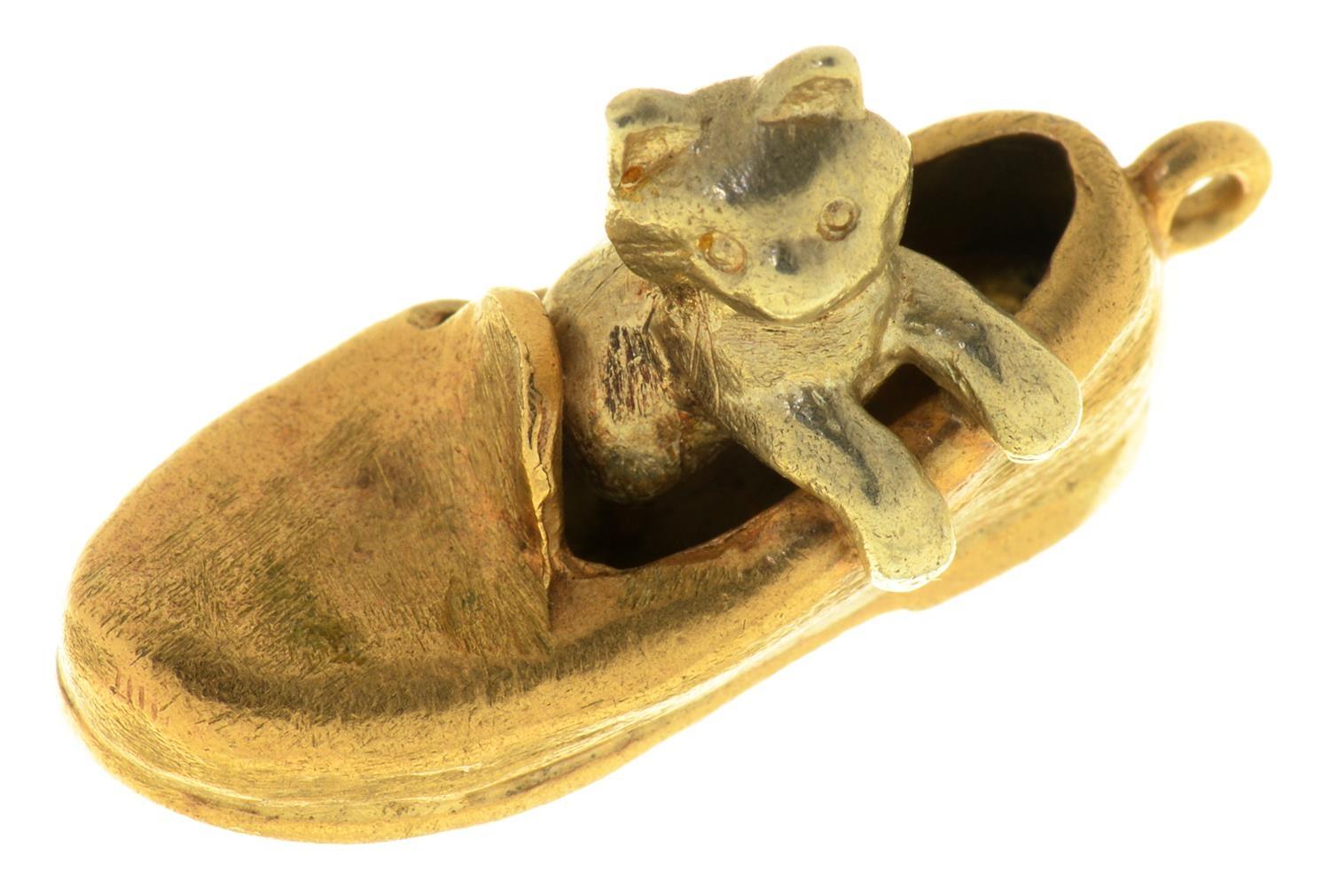 A 9CT TWO COLOUR GOLD CAT IN SLIPPER CHARM, 26MM L, MAKER E & H INCUSE, BIRMINGHAM 1993, 6.4G Good