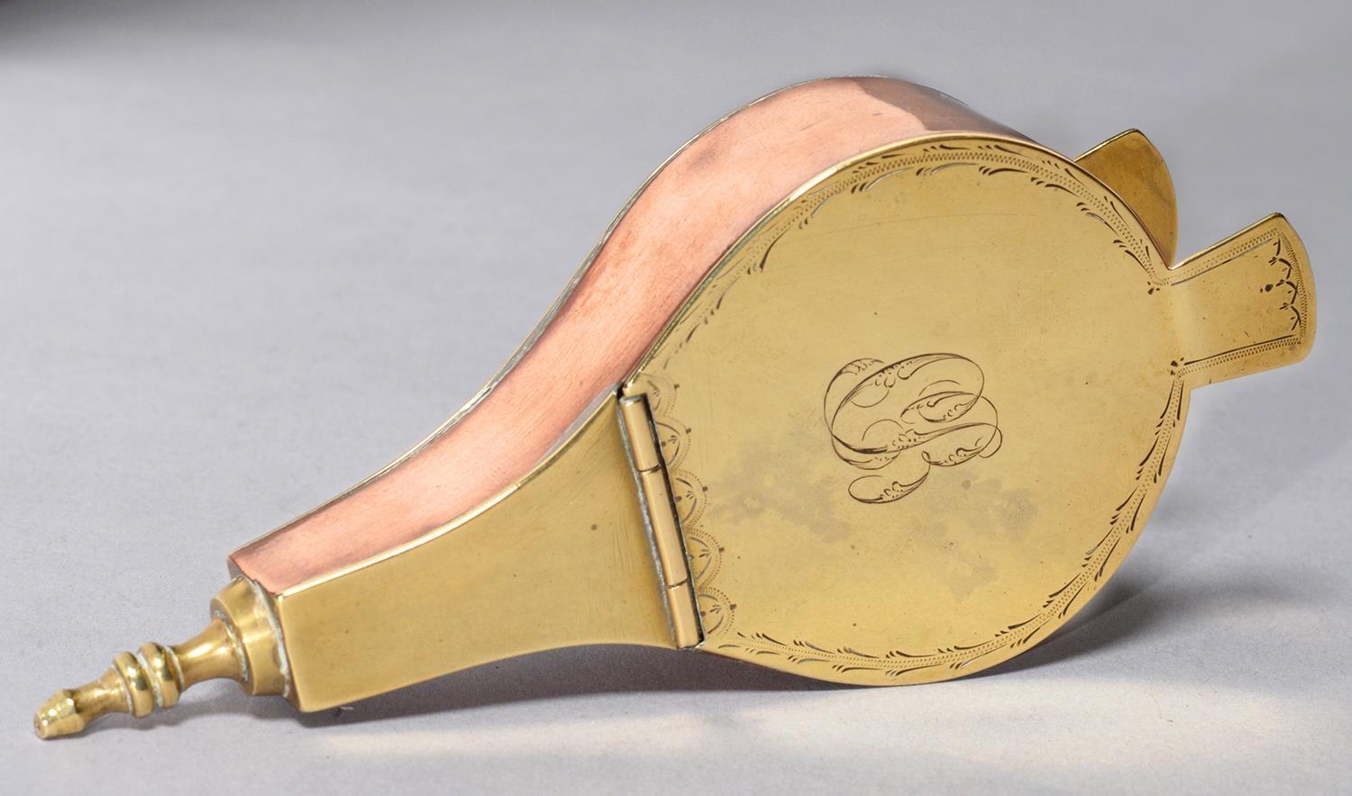 AN ENGLISH COPPER AND BRASS BELLOWS NOVELTY SNUFF BOX, EARLY 19TH C, THE LID ENGRAVED WITH A
