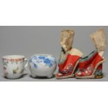 A CHINESE EXPORT PORCELAIN MINIATURE COFFEE CUP, C1780, 4.5CM H, A PAIR OF CHINESE EMBROIDERED RED
