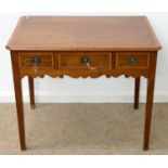 AN OAK SIDE TABLE, 19TH C, CROSSBANDED IN SATINWOOD AND LINE INLAID, HAVING SHAPED APRON, ON