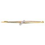 A DIAMOND THREE STONE BAR BROOCH IN GOLD, 47MM, MARKED 15, 1.7G Brooch slightly bent