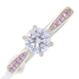 A DIAMOND RING, WITH LARGER ROUND BRILLIANT CUT DIAMOND AND PINK DIAMOND SHOULDERS, IN WHITE GOLD,