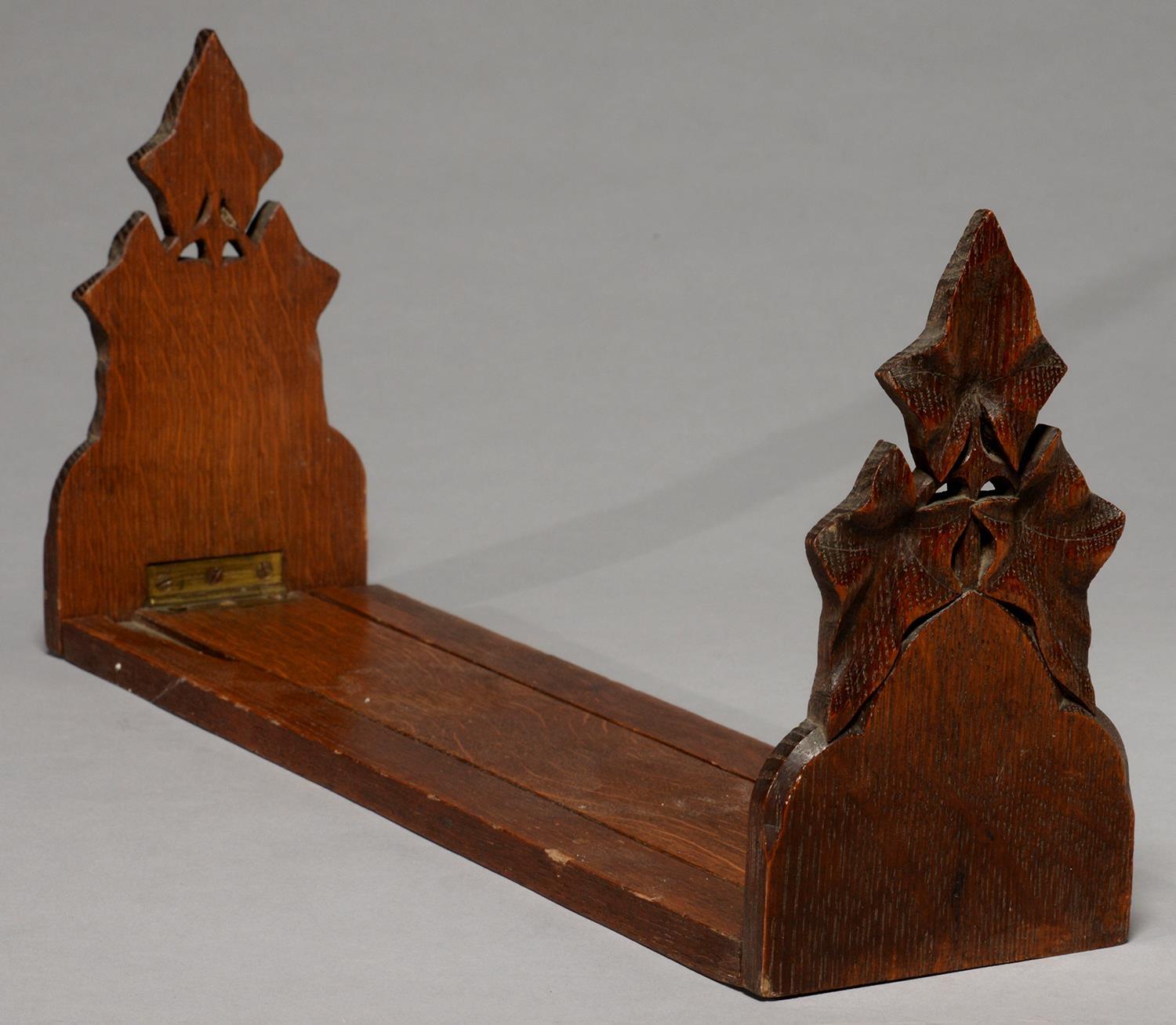 A VICTORIAN OAK BOOK SLIDE, THE ENDS CARVED WITH IVY LEAVES, 47CM L UNEXTENDED Old loss at one end