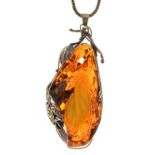 AN UNUSUALLY LARGE SILVER AND LEAF CARVED AMBER PENDANT, THIRD QUARTER 20TH C, APPROX 140MM