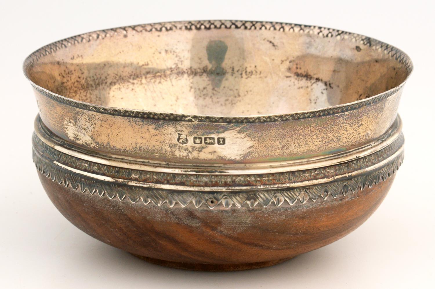 AN ARTS AND CRAFTS STYLE SILVER AND TURNED MAPLE MAZER, THE RIM ENGRAVED G.B.M. WOOD FROM HIS