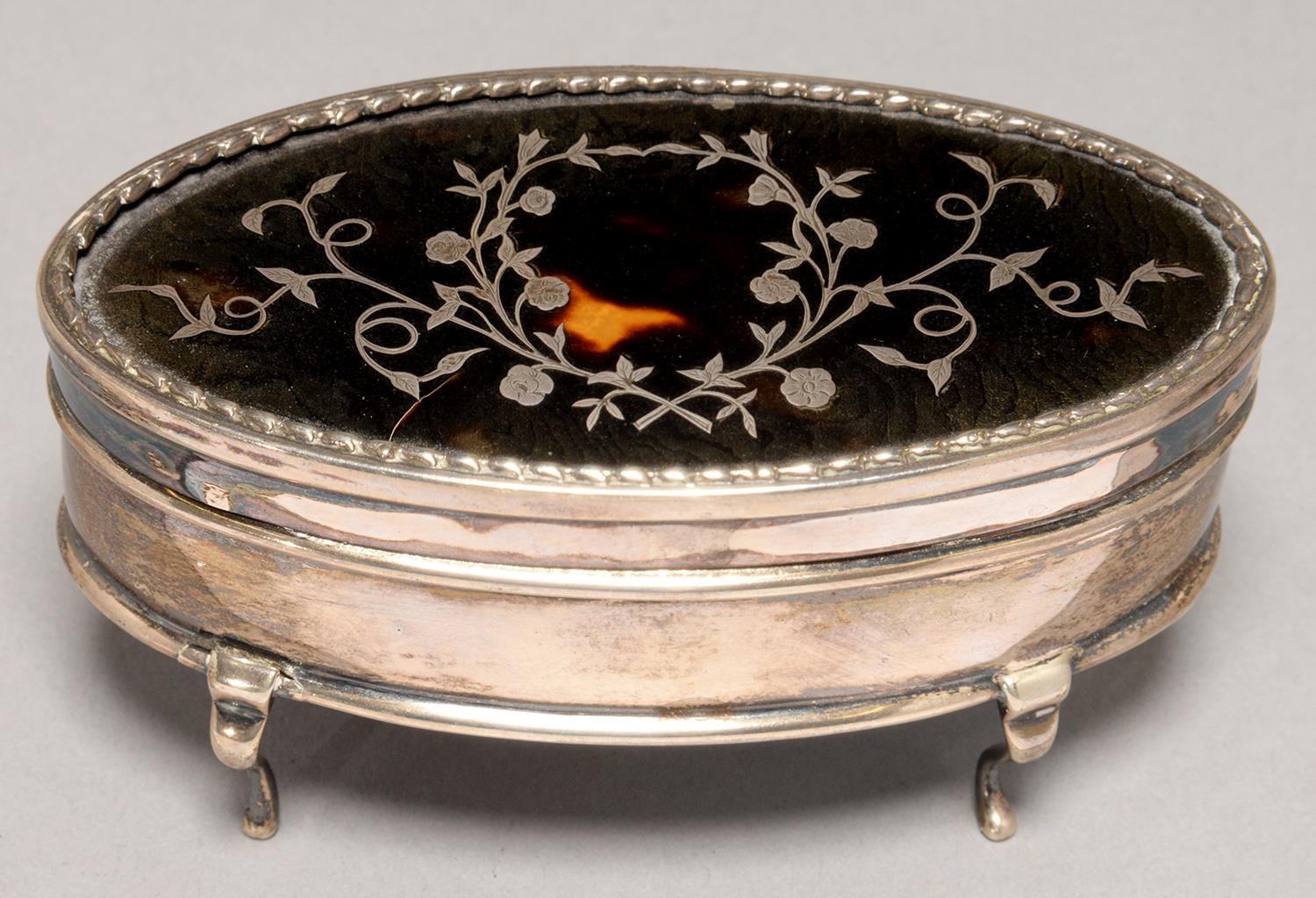AN EDWARD VII OVAL SILVER TRINKET BOX, WITH SILVER INLAID TORTOISESHELL INSET LID, ON FOUR FEET,