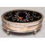 AN EDWARD VII OVAL SILVER TRINKET BOX, WITH SILVER INLAID TORTOISESHELL INSET LID, ON FOUR FEET,