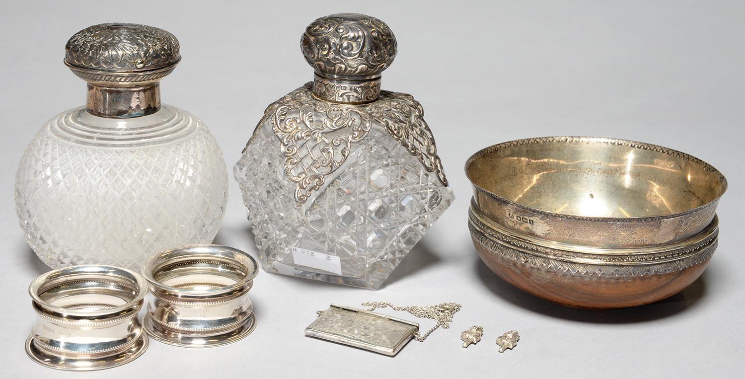 A VICTORIAN SILVER MOUNTED POLYGONAL CUT GLASS SCENT BOTTLE, THE SHOULDER WITH SPREADING TRELLIS
