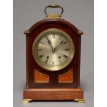 A MAHOGANY BRACKET CLOCK, EARLY 20TH C, THE SILVERED DIAL INSCRIBED THE LONDON MFG GOLDSMITHS
