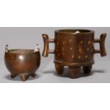 A CHINESE MINIATURE GOLD SPLASH BRONZE TRIPOD CENSER OF CYLINDRICAL SHAPE, 6.7CM H, COMMENDATION