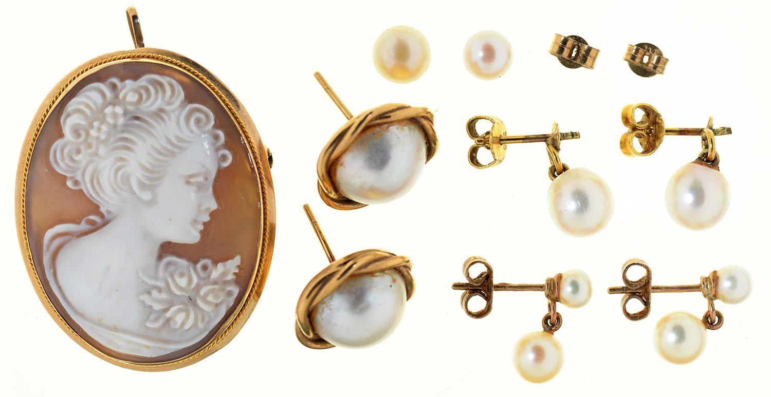 A CAMEO BROOCH PENDANT, CARVED WITH THE HEAD OF A LADY, 37MM, MARKED 9KT AND SEVERAL PAIRS OF GOLD