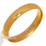 A 22CT GOLD WEDDING RING, BIRMINGHAM 1918, 5.6G, SIZE U Slight wear