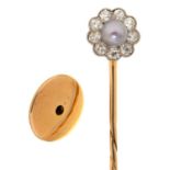 AN EDWARDIAN GOLD STICK PIN WITH DIAMOND AND GREY CULTURED PEARL CLUSTER TERMINAL, C1900,