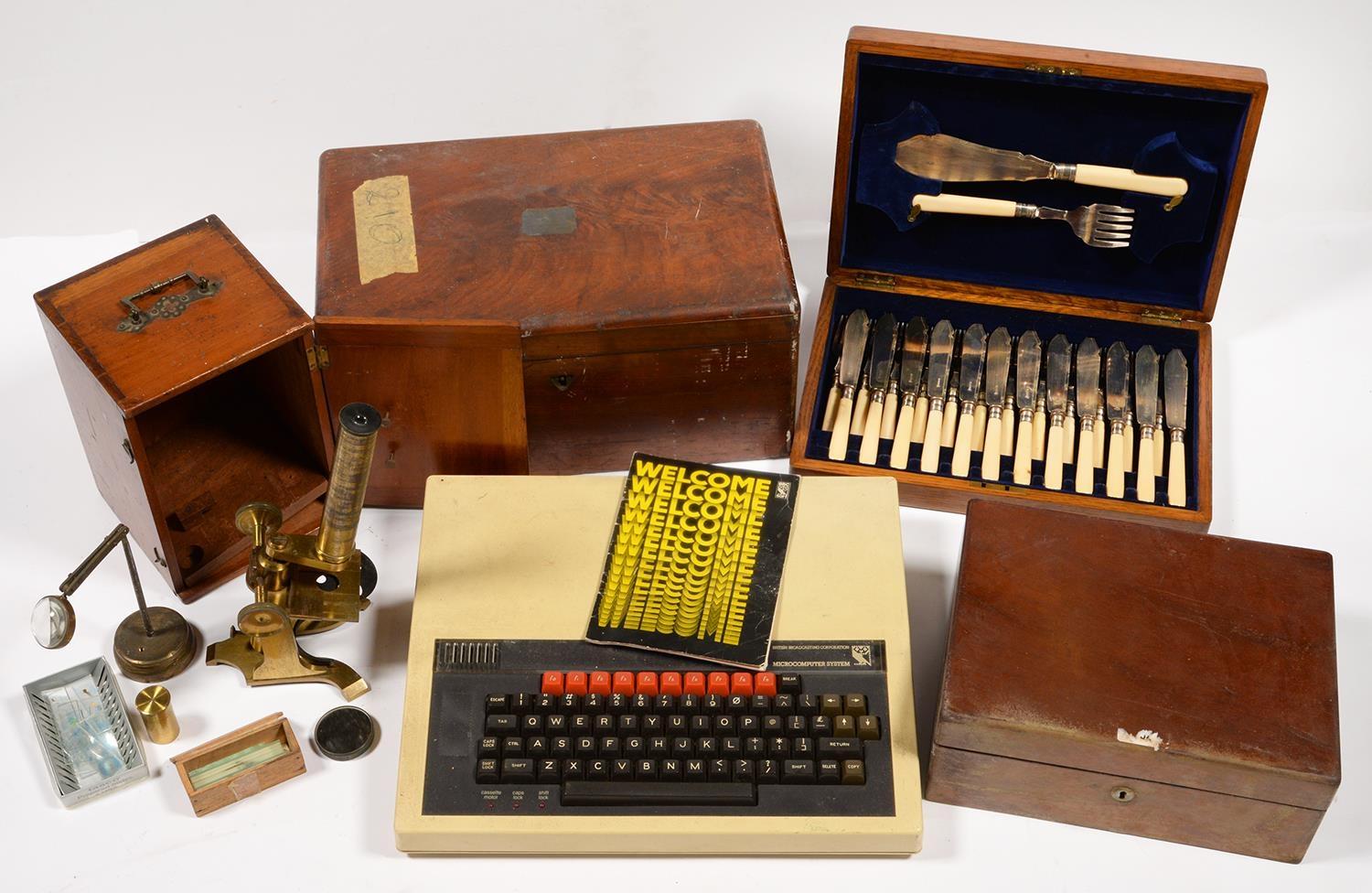 A VICTORIAN BRASS STUDENT'S MICROSCOPE, UNSIGNED, LATE 19TH C, WITH ACCESSORIES IN MAHOGANY CASE,