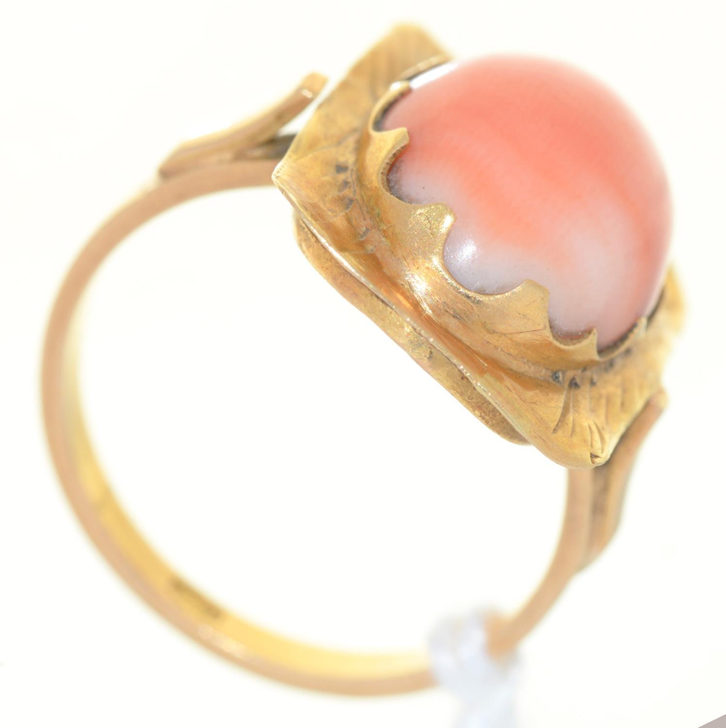 A CORAL RING, IN RECTANGULAR GOLD SETTING,   MARKED 750,  4.8G, SIZE M Hoop slightly bent - Image 2 of 3