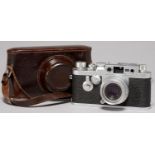 LEICA. A LEICA IIIg CAMERA 904008, 1957, WITH MAKER'S ELMAR F2.8 5CM LENS 1451543, MAKER'S LEATHER