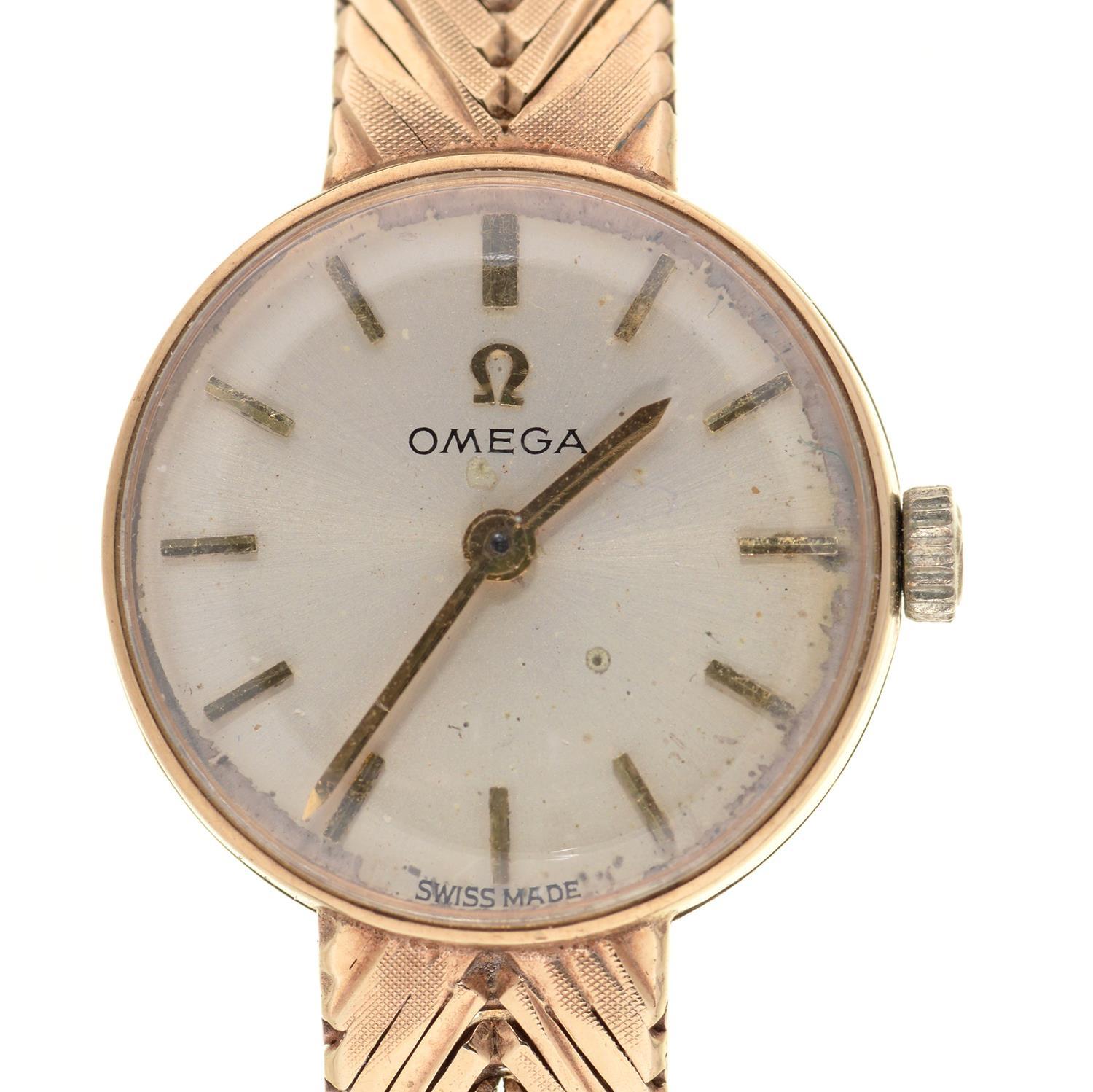 AN OMEGA 9CT GOLD LADIES WRISTWATCH, SEVENTEEN JEWEL, CALIBRE 1/620, MOVEMENT NO 21153661,   OMEGA