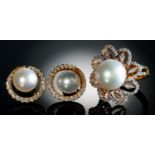 A DIAMOND AND CULTURED PEARL RING AND PAIR OF SIMILAR EARRINGS, THE RING WITH 12MM CULTURED PEARL IN