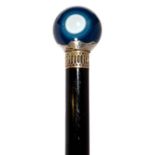 AN EBONY (?) WALKING CANE WITH A BLUE VEINED BANDED AGATE BALL POMMEL, 19TH C, 76CM L, POMMEL ASSOC