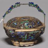 A CHINESE PARCEL GILT SILVER FILIGREE AND ENAMEL BASKET AND COVER, C1900, 10.5CM H, 3OZS Slight