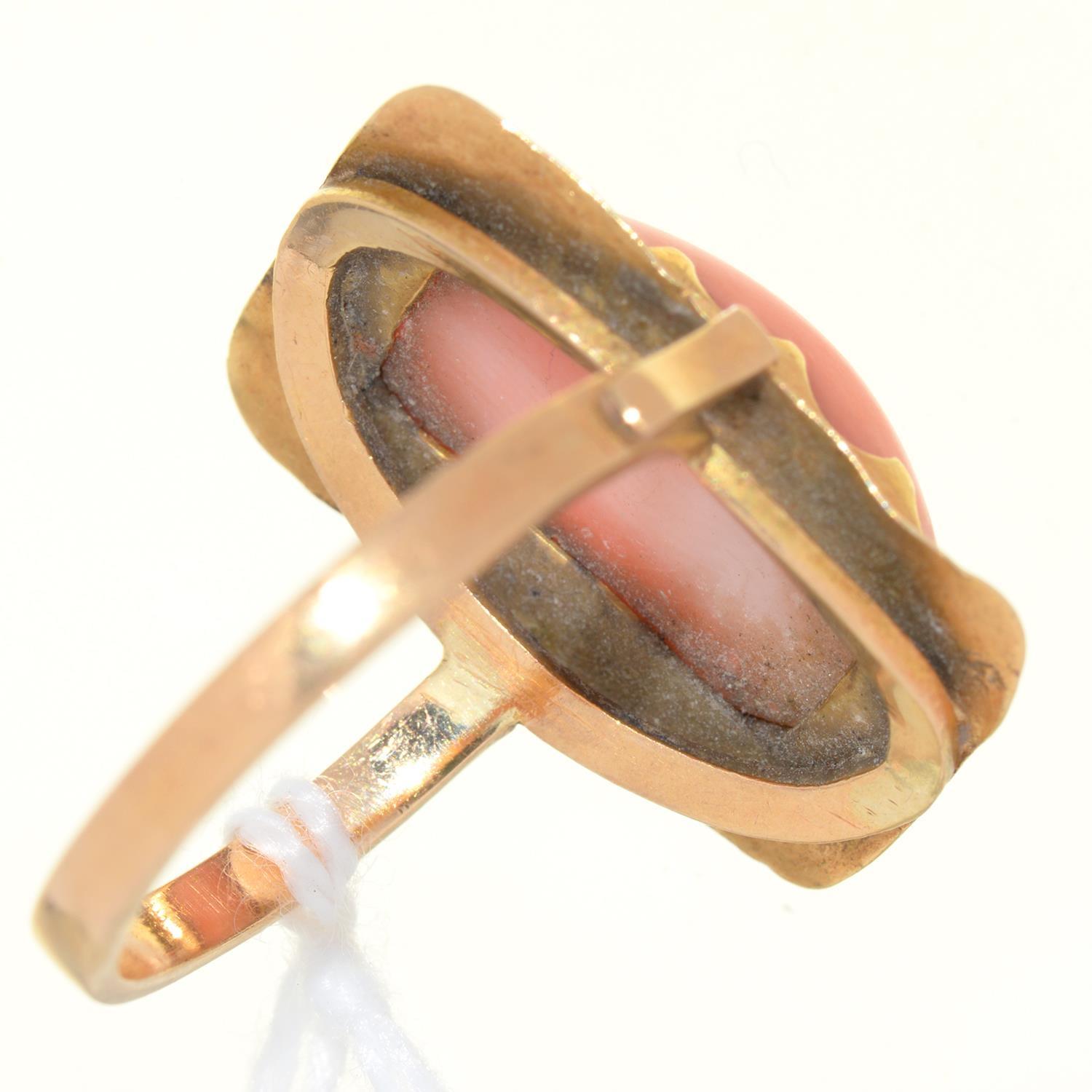 A CORAL RING, IN RECTANGULAR GOLD SETTING,   MARKED 750,  4.8G, SIZE M Hoop slightly bent - Image 3 of 3