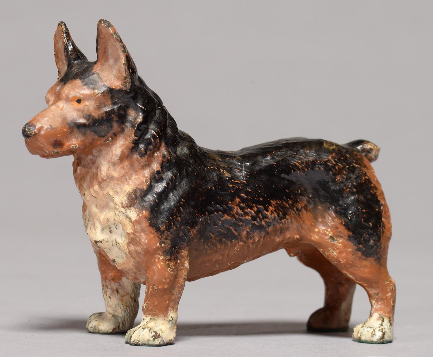 AN AUSTRIAN COLD PAINTED BRONZE SCULPTURE OF A GORGI DOG, EARLY 20TH C, 75MM H Repainted in part;